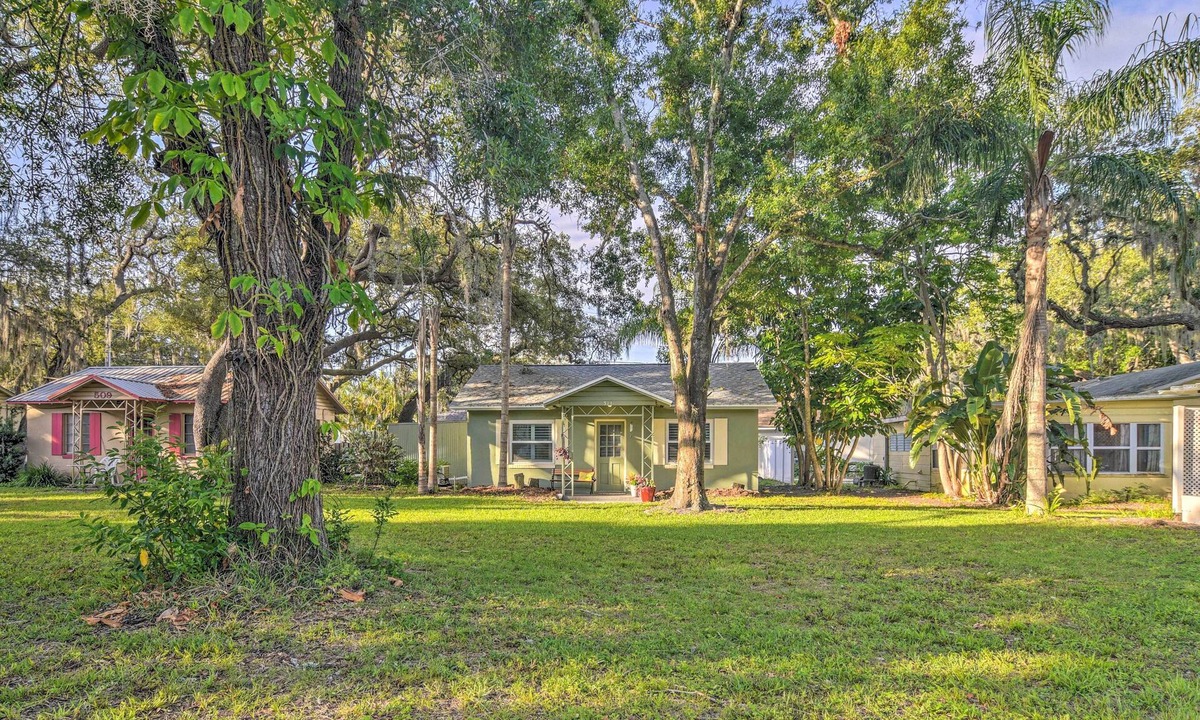 Crystal Beach Cottage | Quiet Crystal Beach Hideaway - Steps to Shoreline!