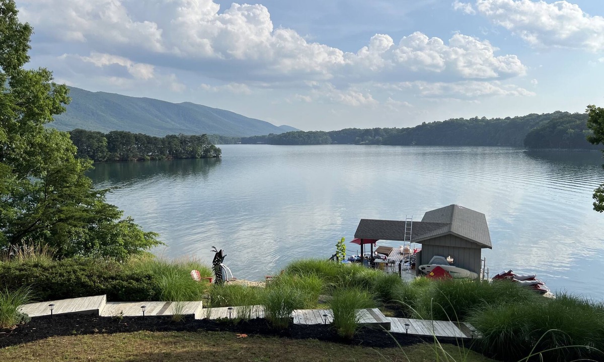 Huddleston House | Quiet Deep Water Retreat Best Lake Views Sleeps 13 Family Friendly