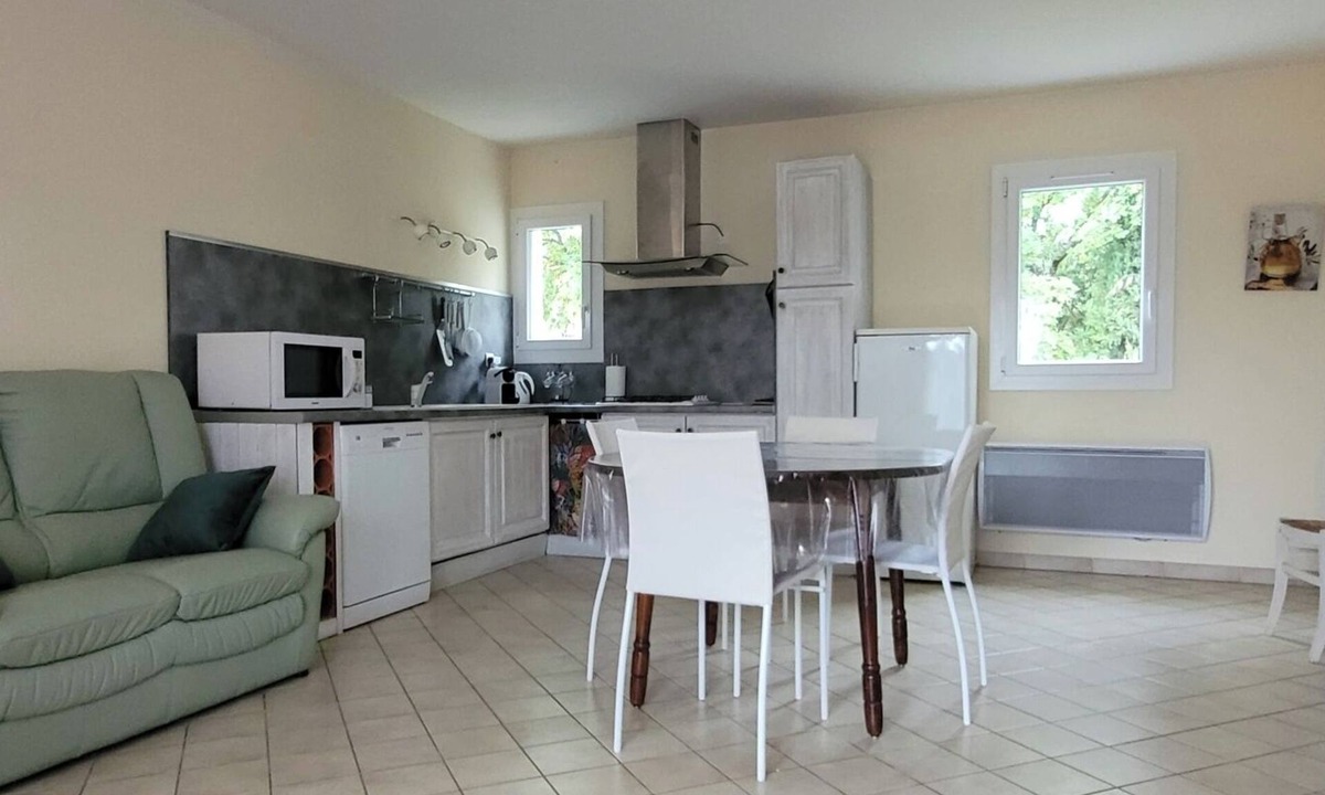Forcalquier House | Quiet, detached house close to shops and hiking trails.