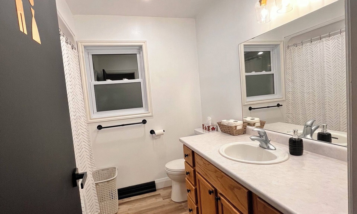 Tillsonburg House | Quiet Family Home. 3 Bed/2 bath. Full backyard. Free parking