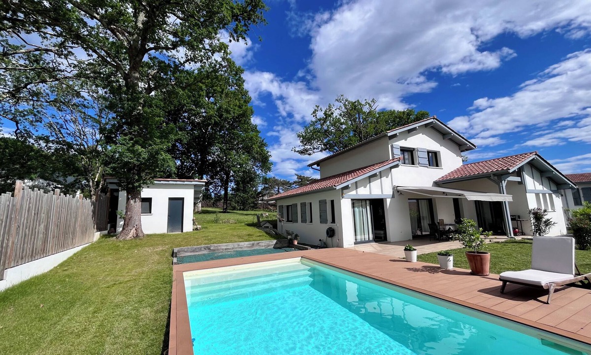 Bassussarry House | Quiet family house between sea and mountains with swimming pool - sleeps 8