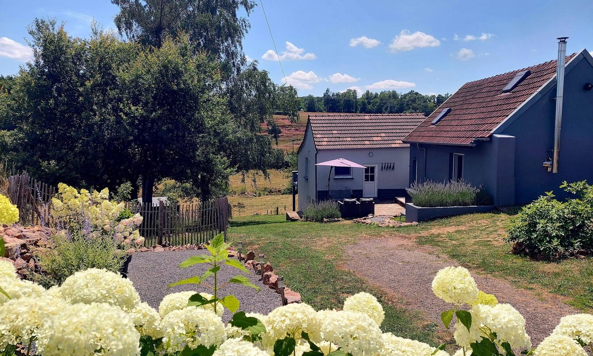 Saint-Aubin-en-Charollais Ski Chalet | Quiet house with sauna in the garden. Pets allowed