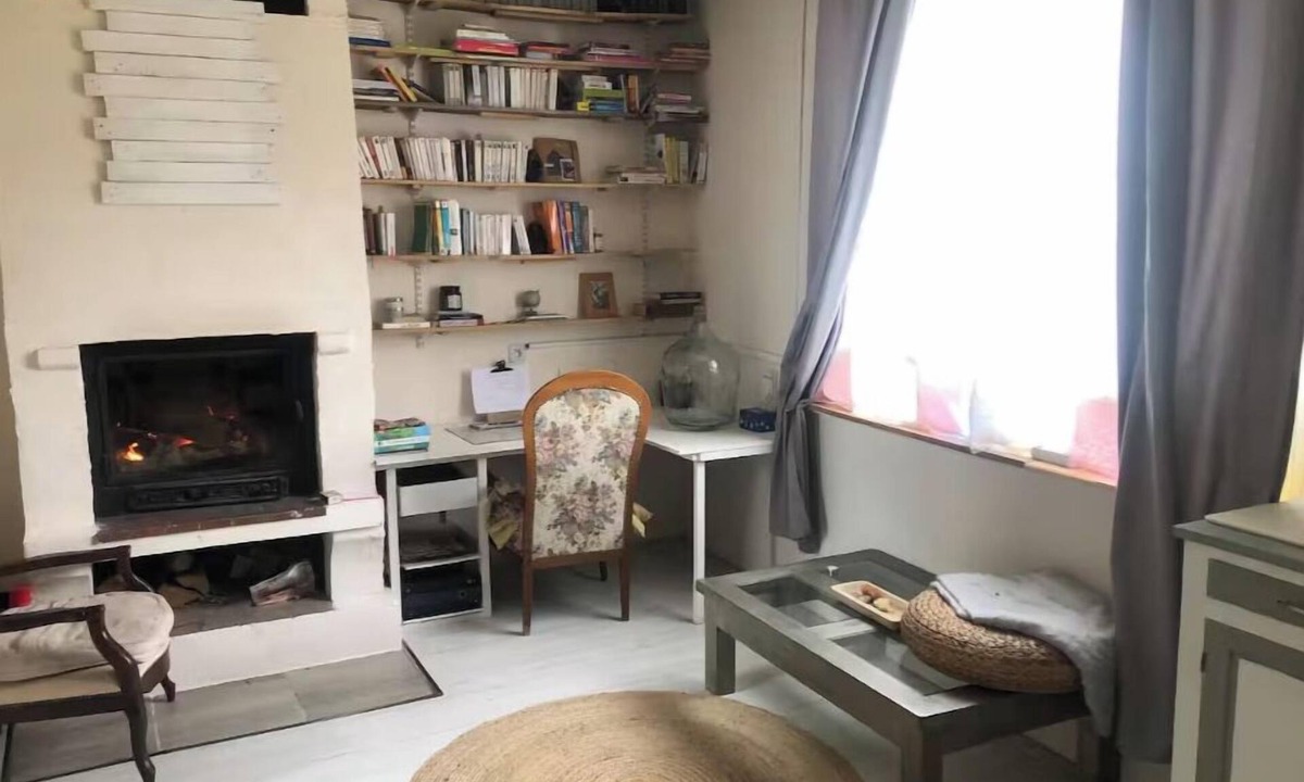 Saint-Germain-des-Fosses Apartment | Quiet studio overlooking the garden. Pets at no extra charge