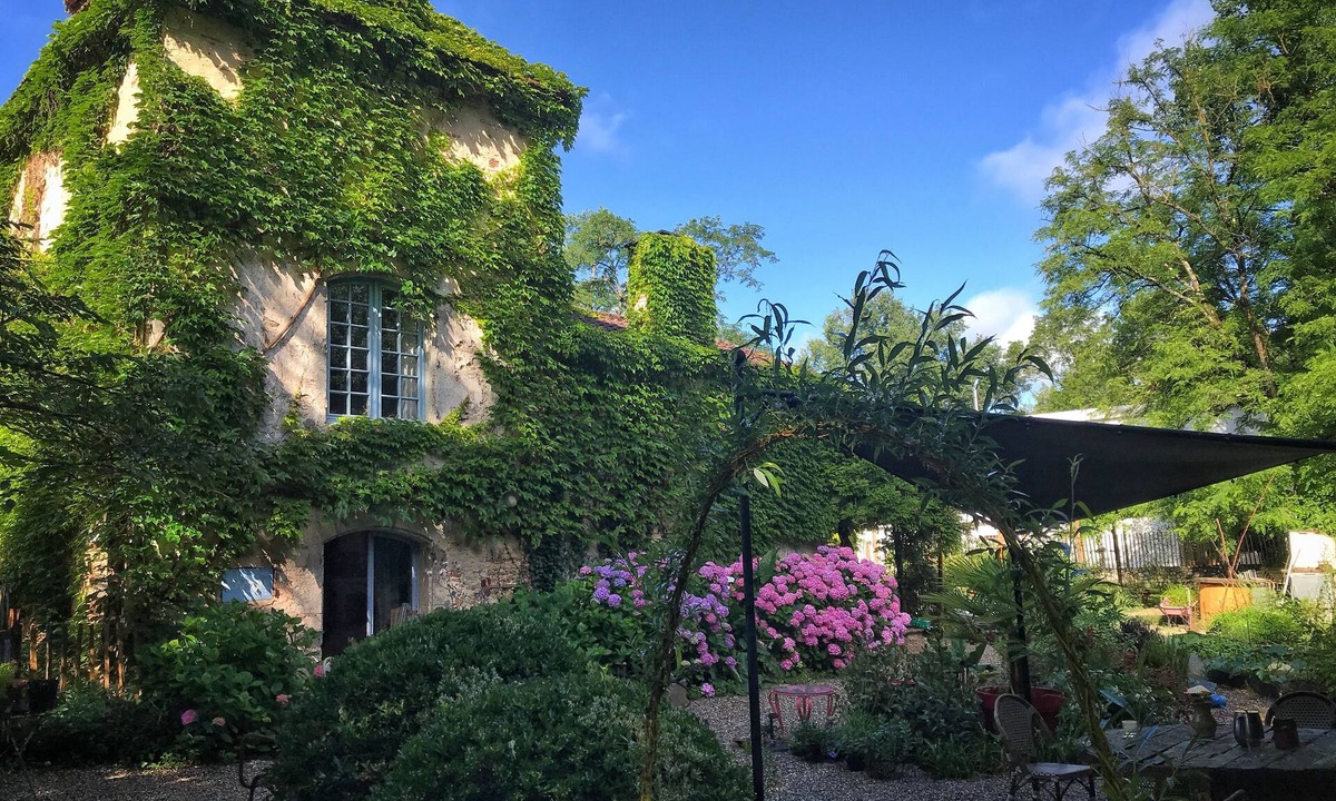 Sainte-Colombe-en-Bruilhois Other | Quiet 2 bedroom/2 bath Pigeonnier along the Canal de Garonne