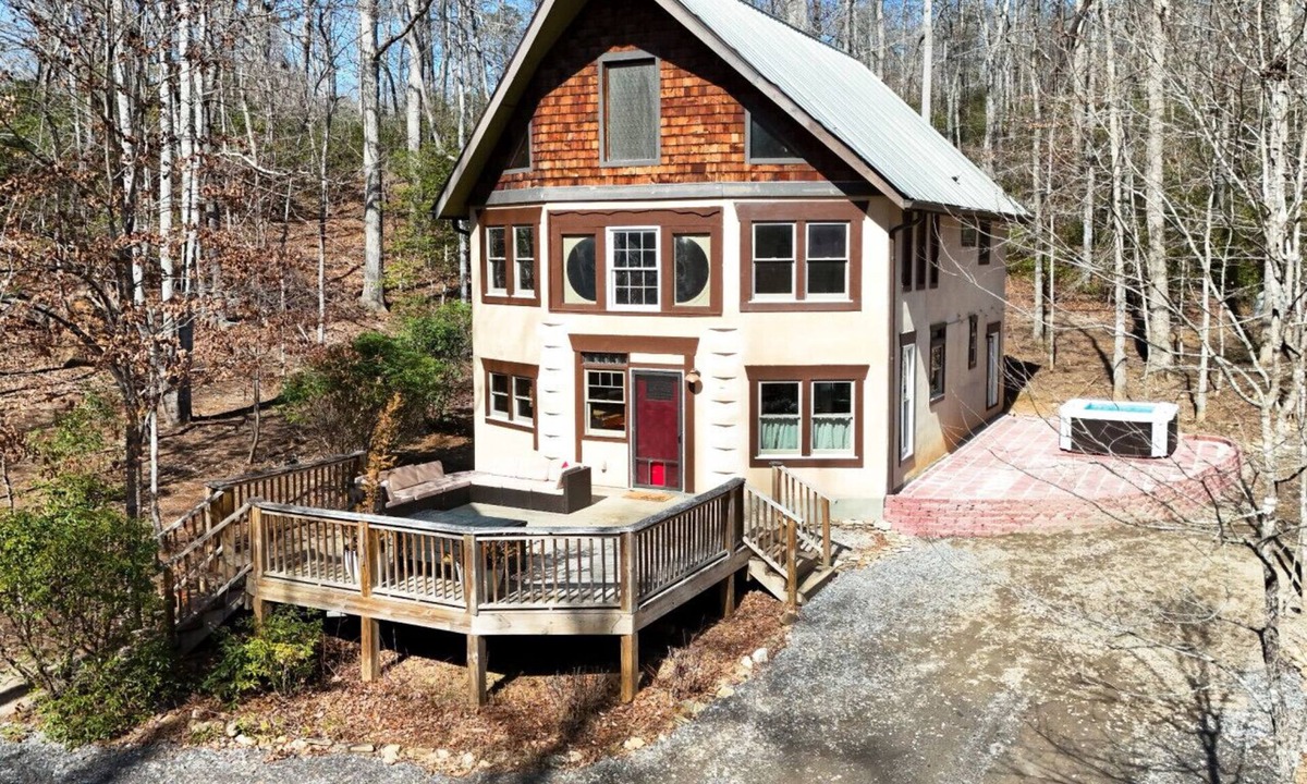 Old Fort House | Quiet, Funky Retreat with Game Room and Hot Tub