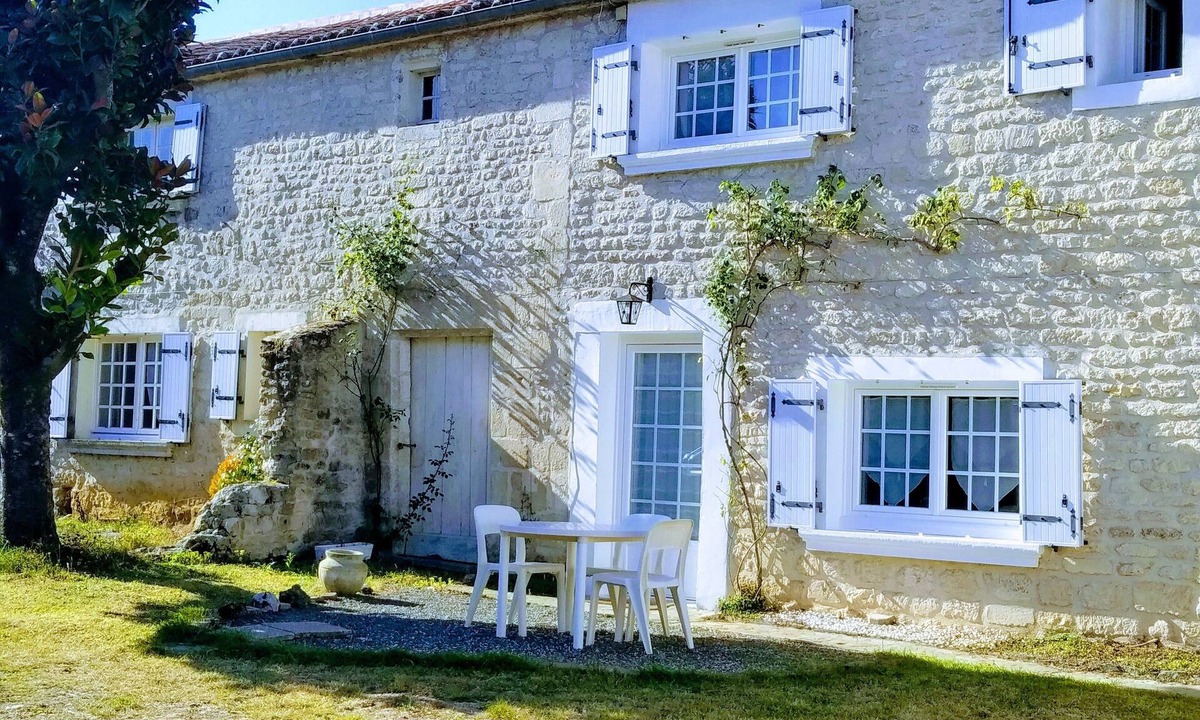 Pays de Fontenay-Vendee House | Quiet furnished accommodation with garden