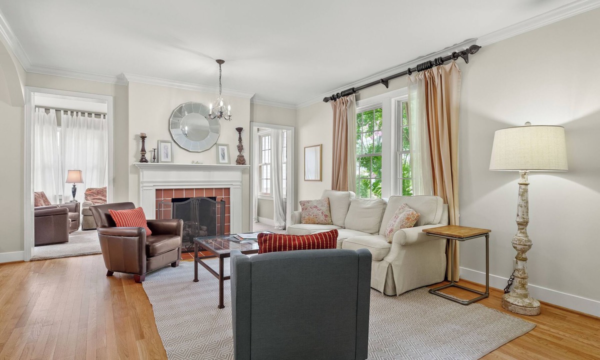 Nashville House | Quiet Green Hills Cottage. Near 12 South, Lipscomb Belmont Vanderbilt Downtown.