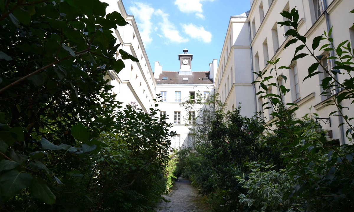 Quartier Saint-Ambroise Apartment | Quiet & Greenery in Paris .