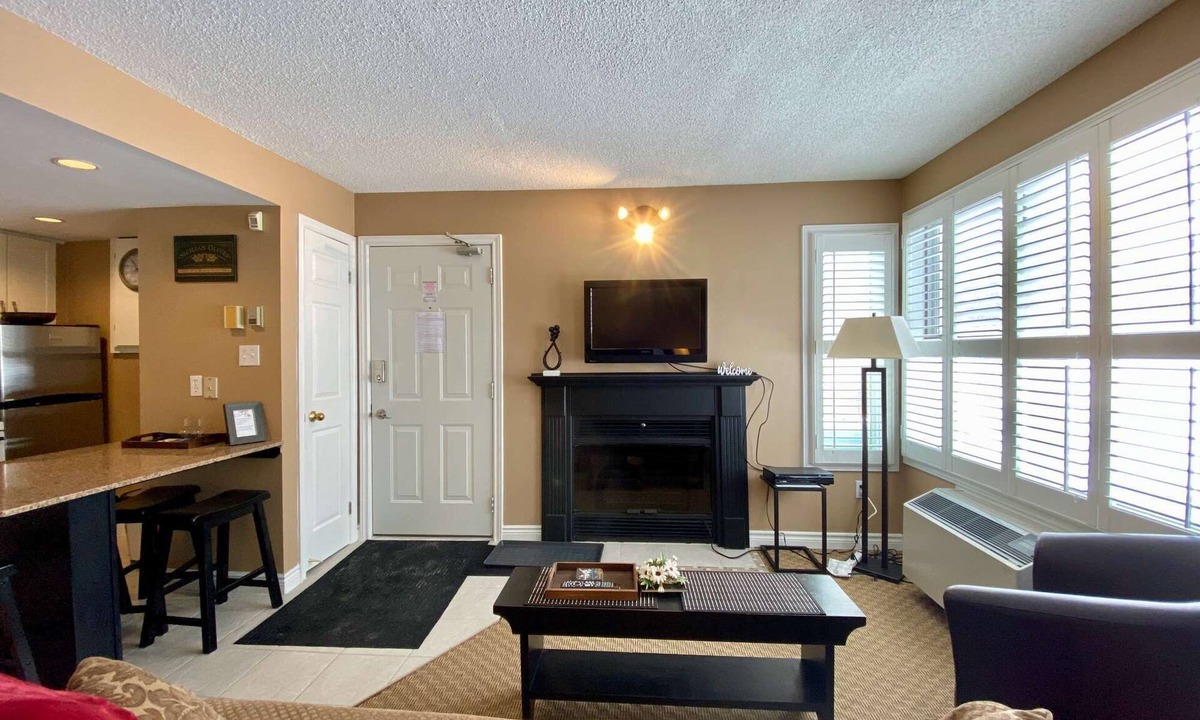 Craigleith Condo | Quiet Hillside Studio - Wifi, Linens/Towels, Free Shuttle