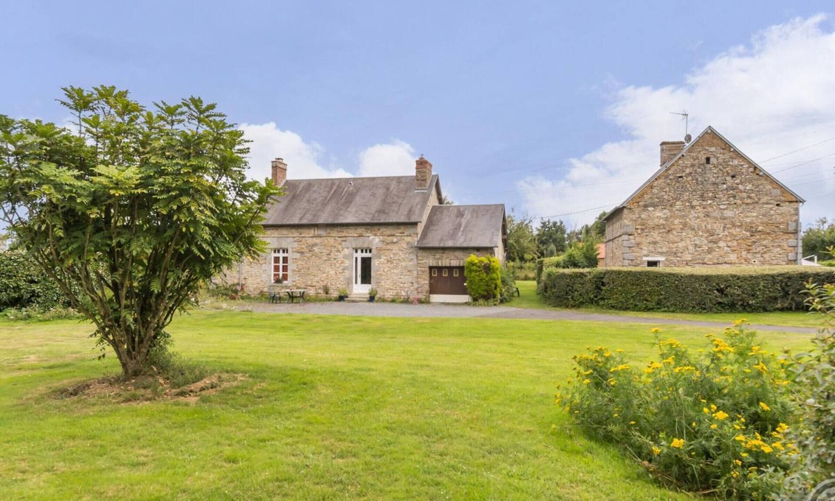 Hauteville-la-Guichard Cottage | Quiet house with large garden and pets allowed