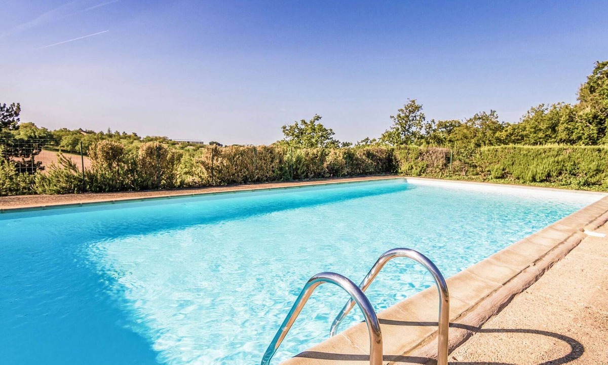 Salignac-Eyvignes House | Quiet holiday home with shared pool