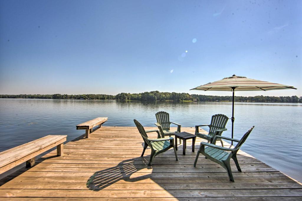 Hawkins House | Quiet Home on Lake Hawkins w/Kayaks + Dock!