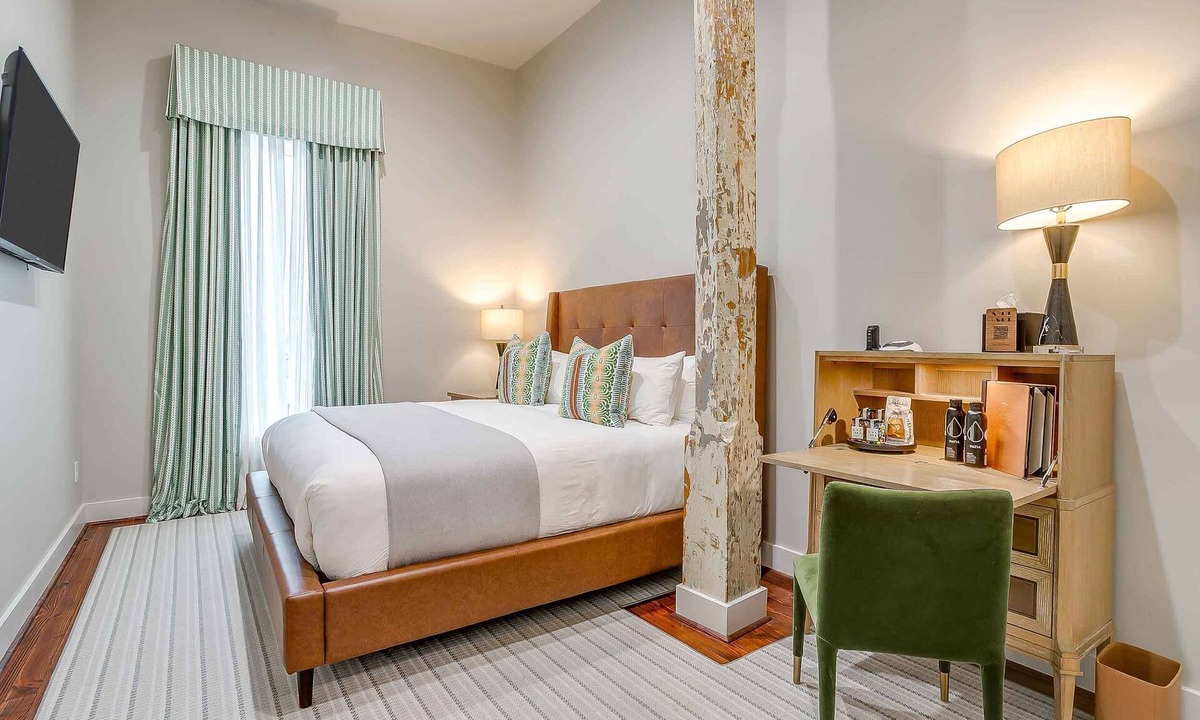 Granbury Hotel | Quiet Hotel in Granbury Texas on the Historic Granbury Square