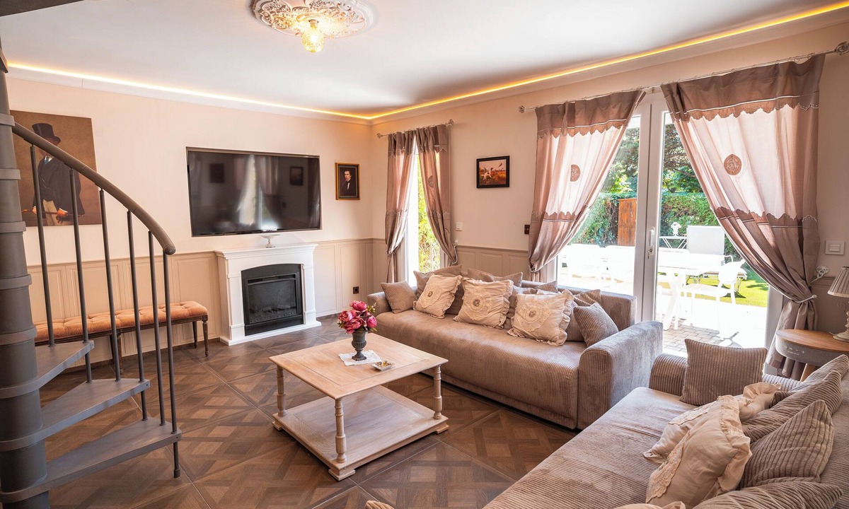 Deauville City Centre Cottage | Quiet house near the beach in a secure area with free private parking