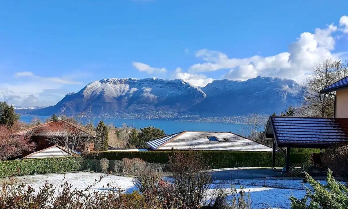 Cessenaz House | Quiet house with beautiful view of Lake Annecy