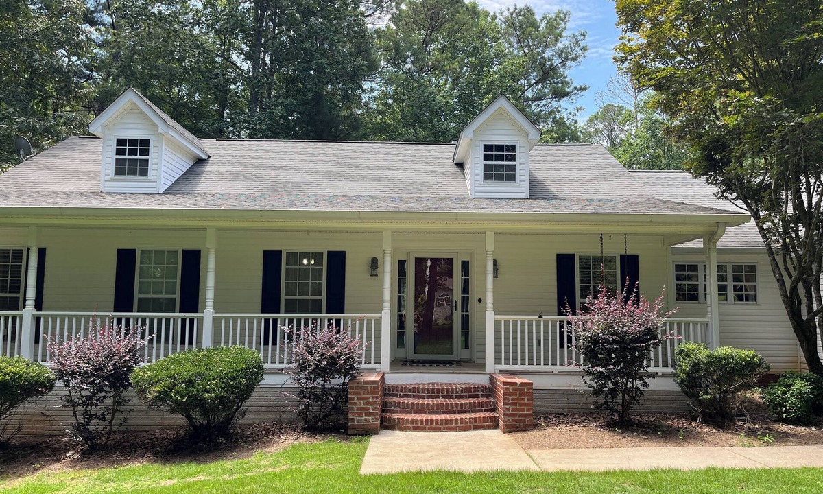 Newnan House | Quiet house with huge pool