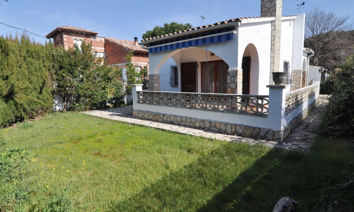 L'Escala Villa | Quiet house with large garden, wifi, 200 meters from the beach
