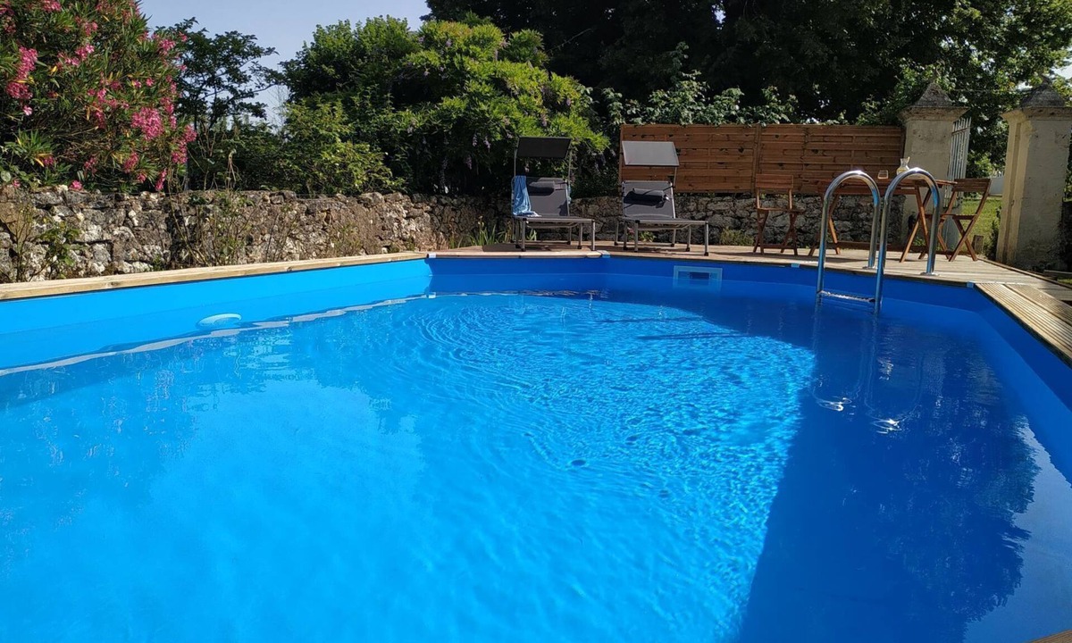 Berson House | Quiet house with private heated pool