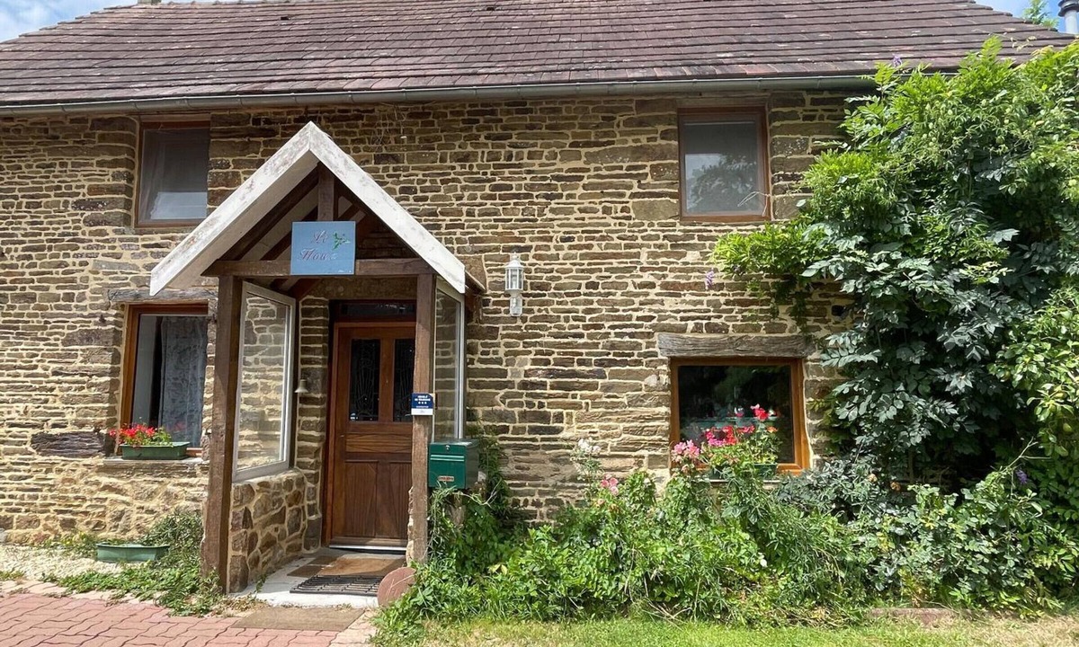 Mantilly Cottage | Quiet house with spa, heated pool and garden in Normandy