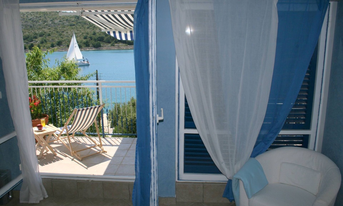 Kaprije Apartment | Quiet island, crystal sea, beautiful sunsets: villa with pool, 30 m from the sea