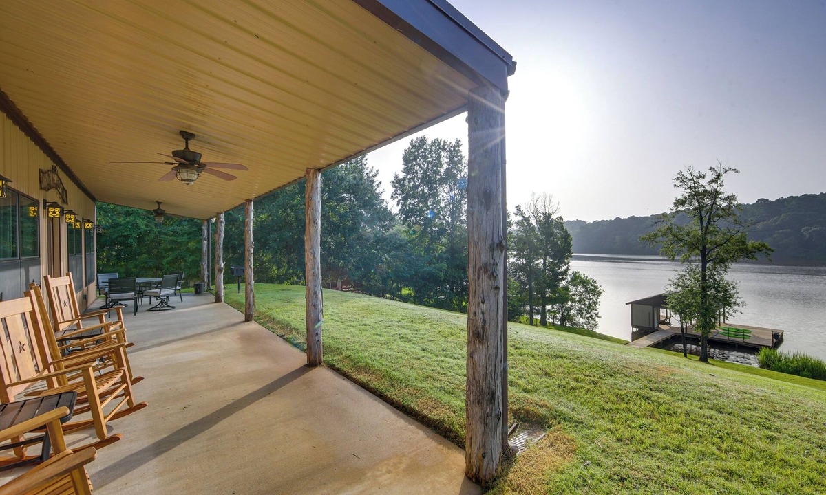 Gladewater House | Quiet Lake Gladewater Getaway w/Dock & Kayaks!