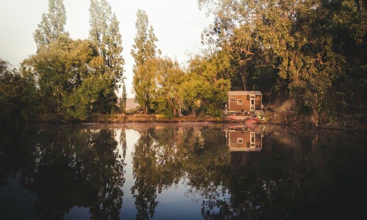 Flowerdale House | Quiet Lake House In Winery by Tiny Away