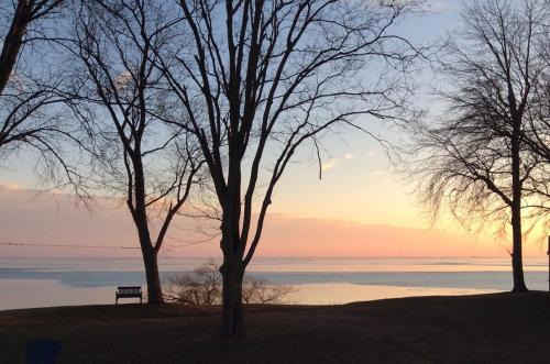 Town of Essex House | Quiet Lake View Firepit, Deck, BBQ, 3 Winery Walk