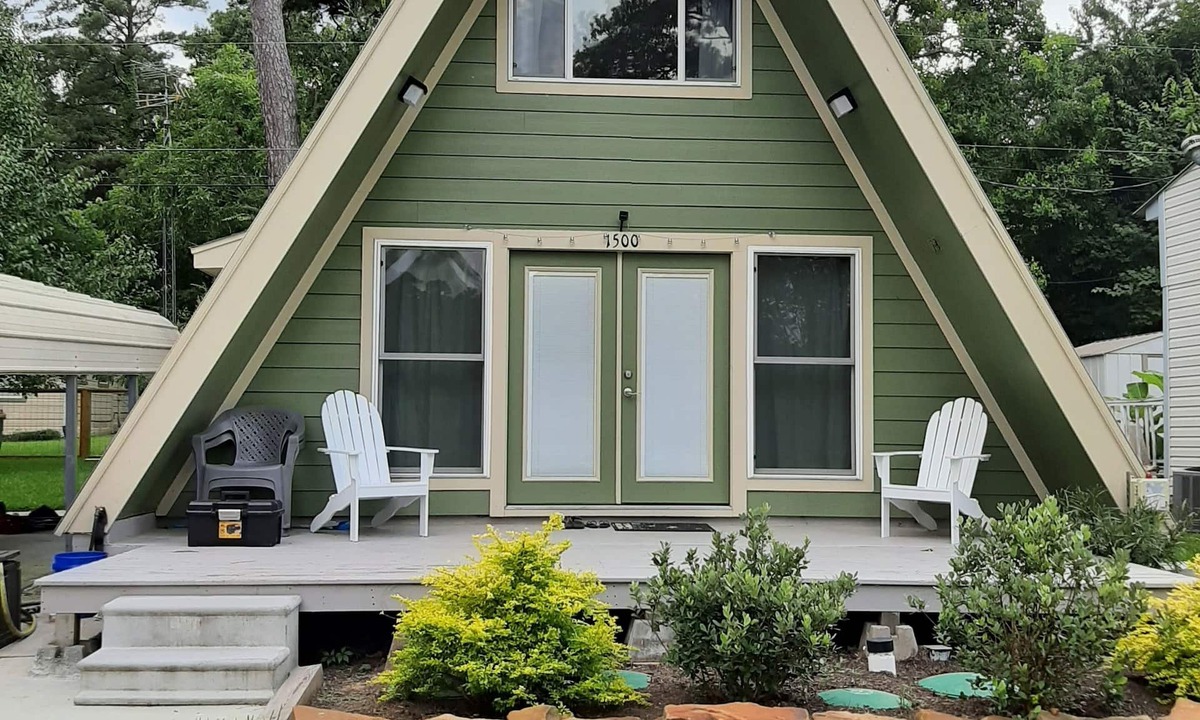 Montgomery House | Quiet Lakefront Cottage
