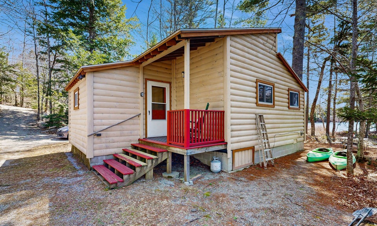 Ellsworth Cottage | Quiet lakefront cottage with a firepit, private beach, & two kayaks