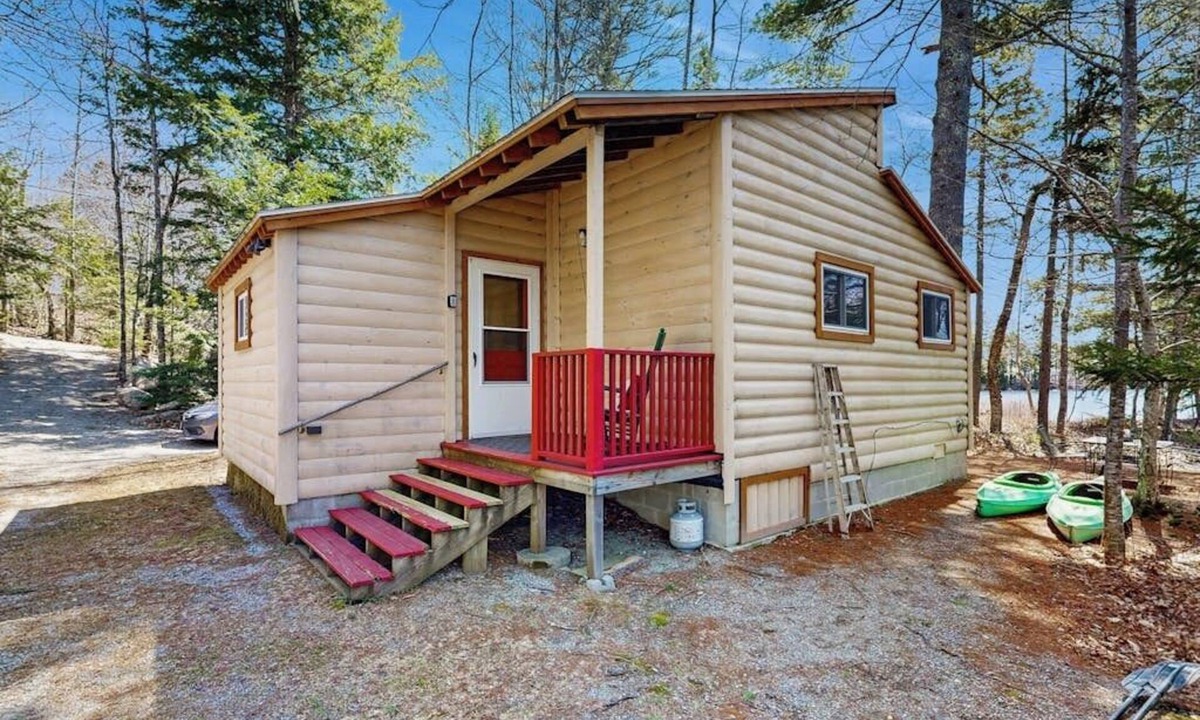 Ellsworth Cabin | Quiet lakefront cottage with a firepit, private beach, & two kayaks