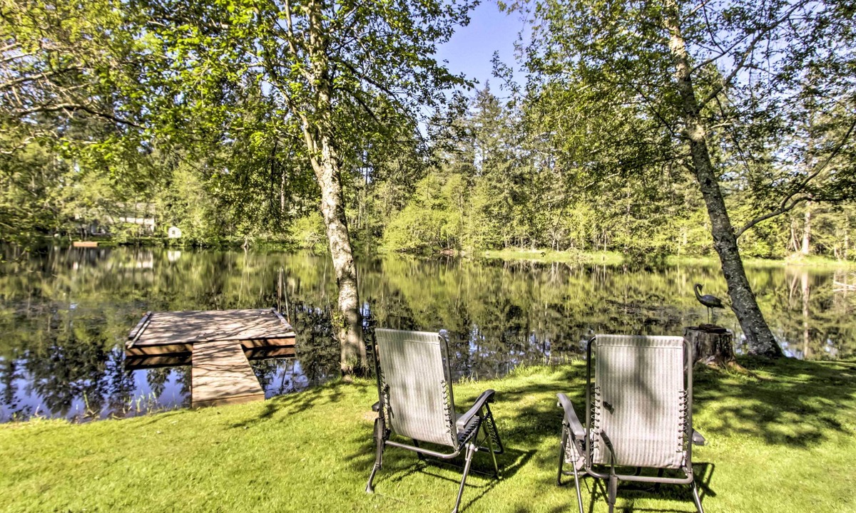 East Olympia House | Quiet Lakefront Olympia Home w/Dock on Half Acre