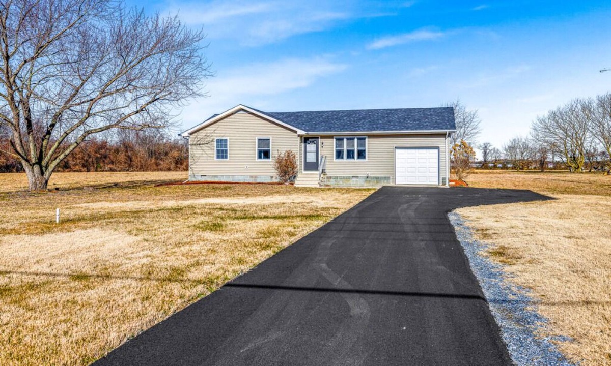 Lincoln House | Quiet Lincoln Retreat Near Delaware Beaches & DE Turf