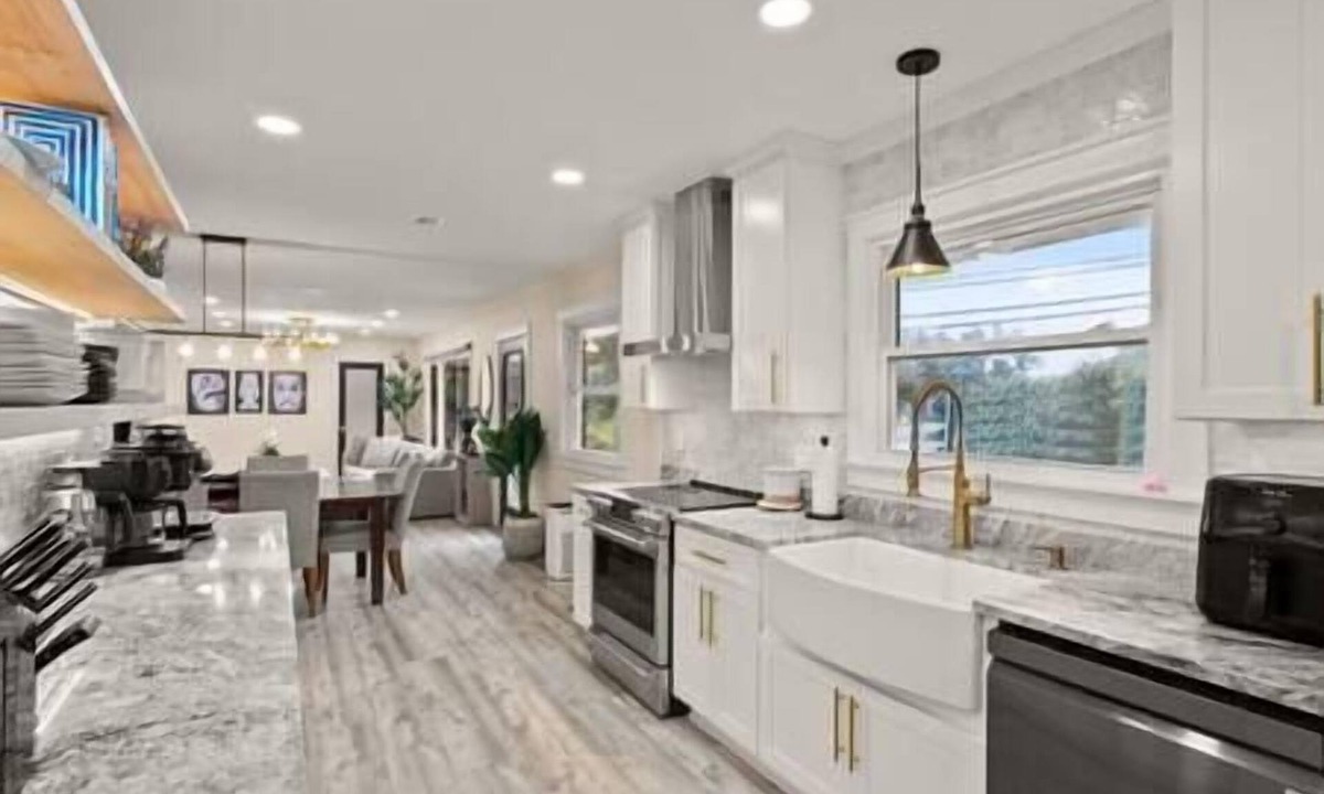 Oakton House | Quiet Luxury Home - Modern - King - 20 Min from DC