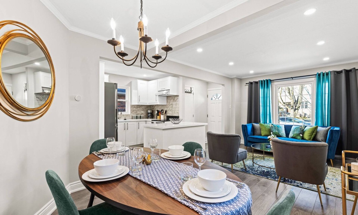 East York House | Quiet Luxury Stay at Prime Location 2-Min Walk to Leaside Subway Pet Friendly
