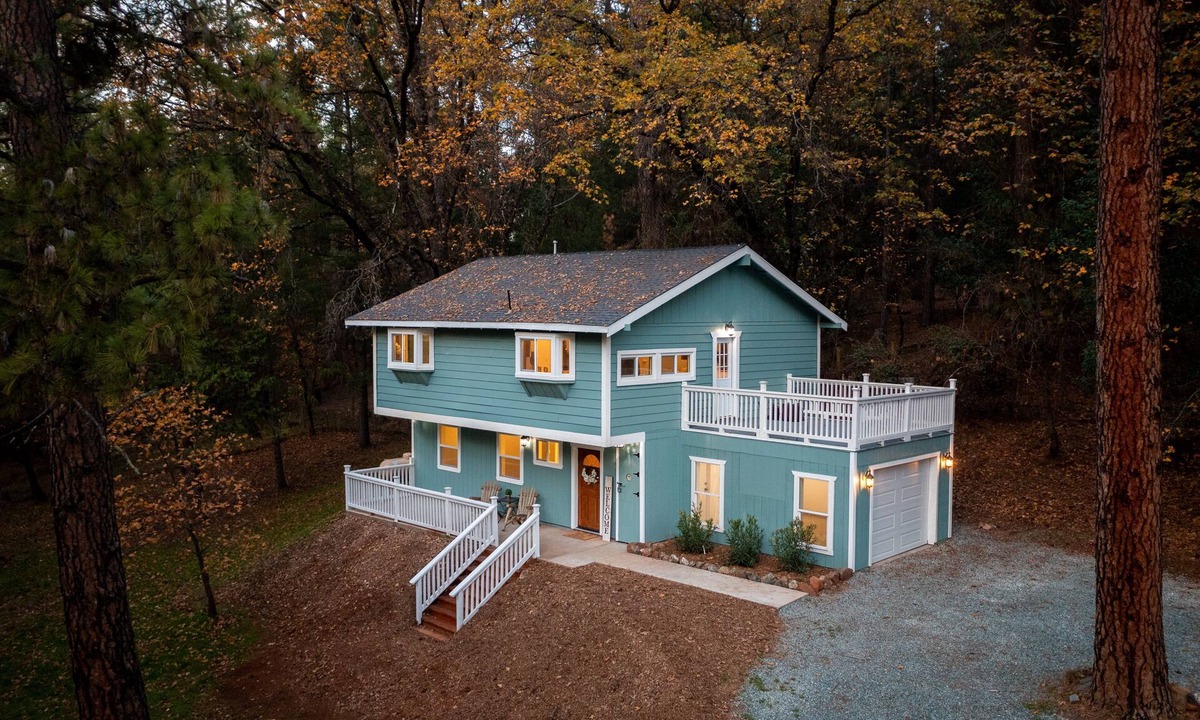 Placerville Cabin | Quiet & Modern Cabin Near Wineries - Fire Pit and BBQ