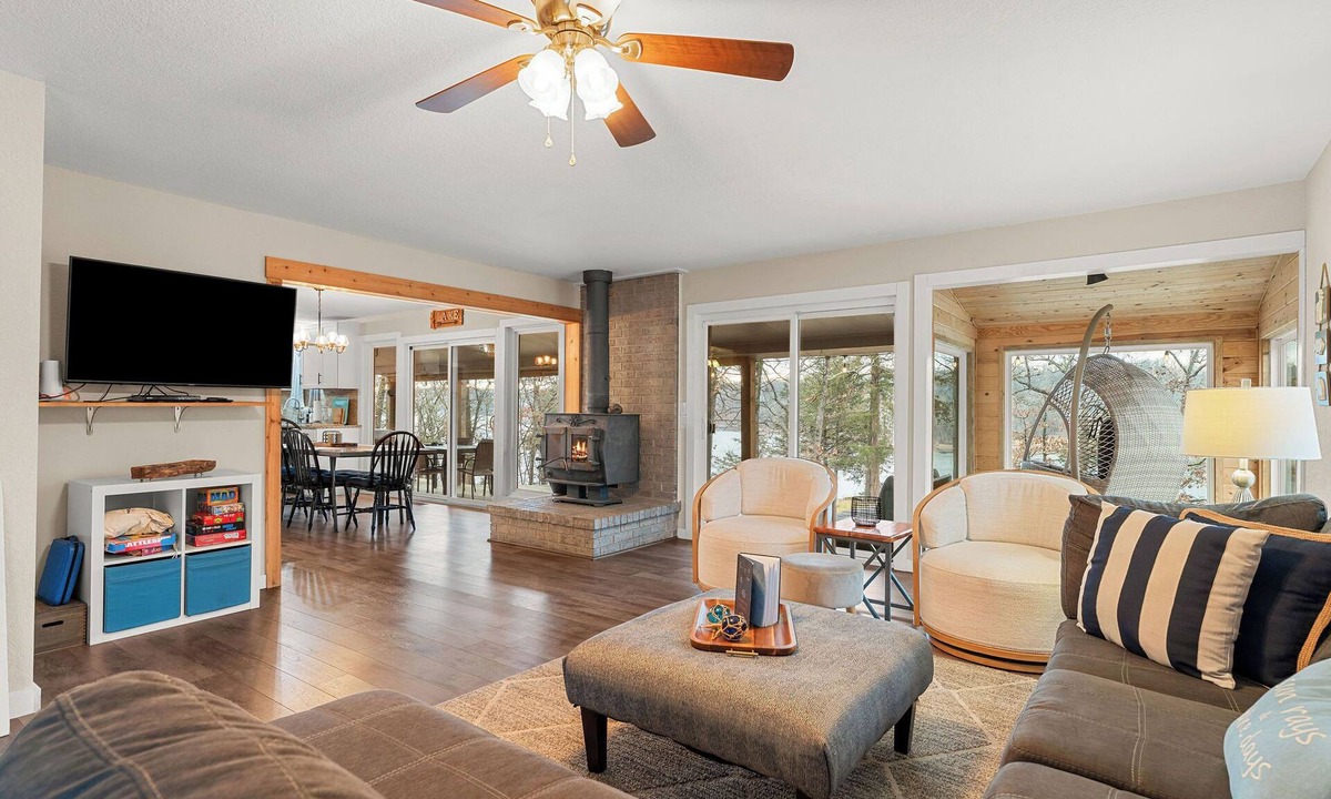 Arrow Point House | Quiet Modern Lakefront House with Amazing Views