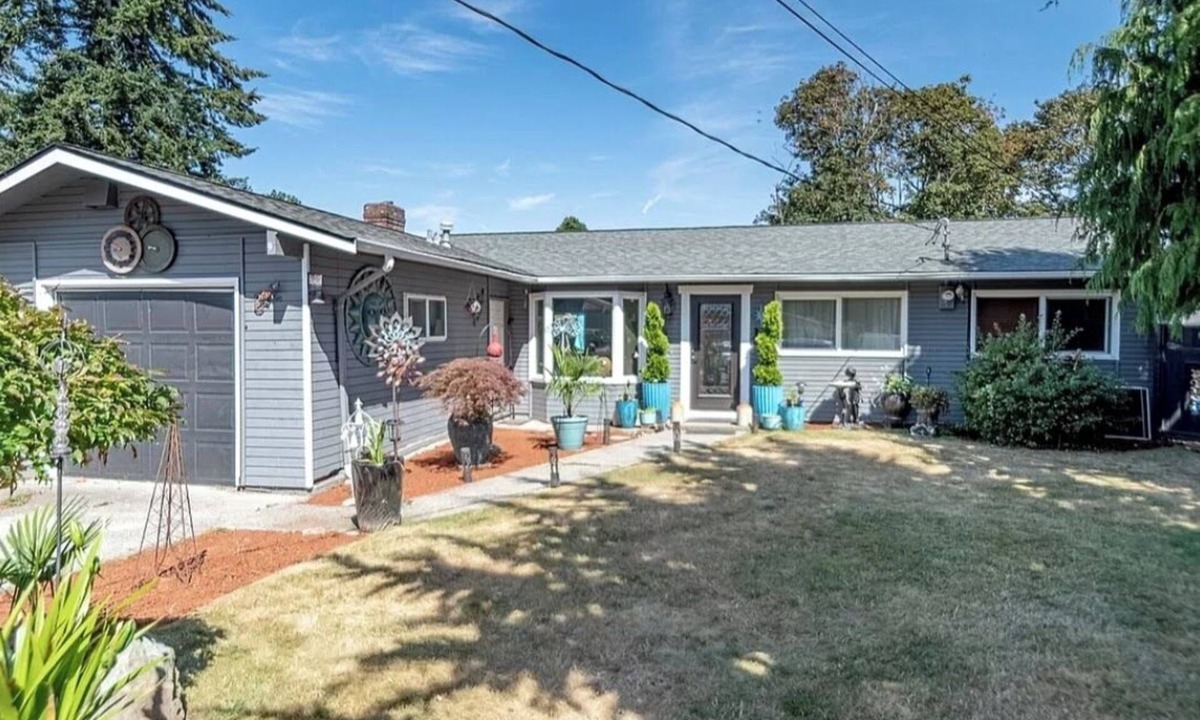 Des Moines House | Quiet Modern Stay Near SeaTac & Hospitals