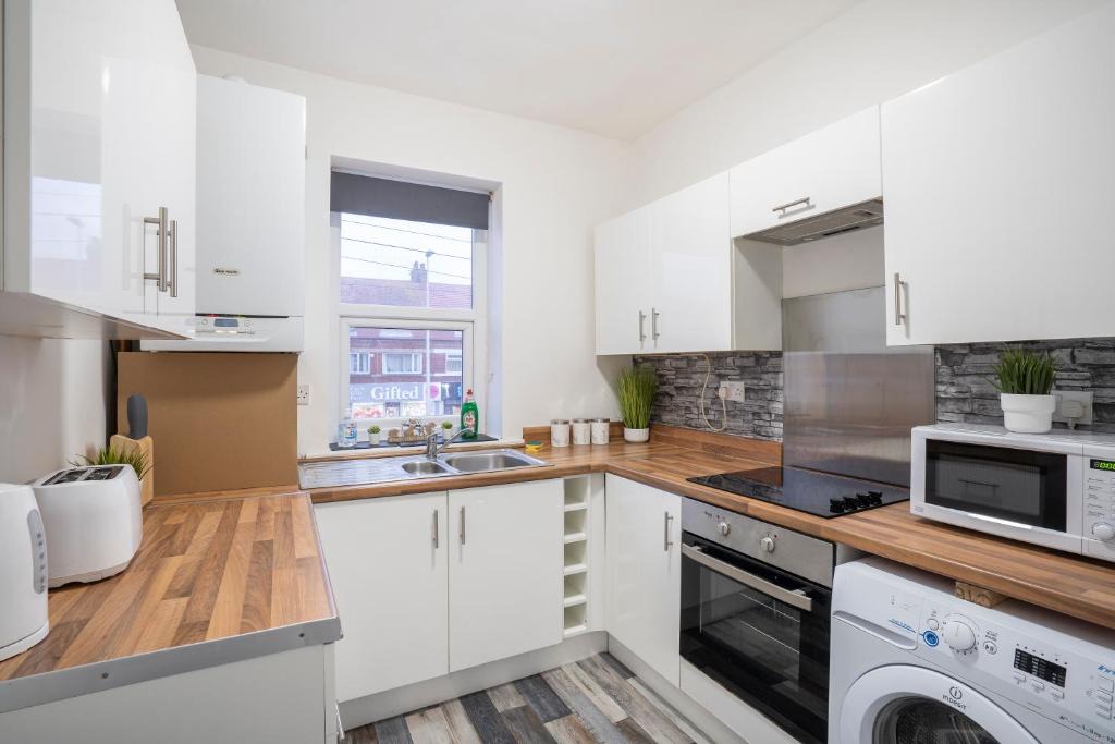 Bispham Apartment | Quiet Neighborhood-Free Parking