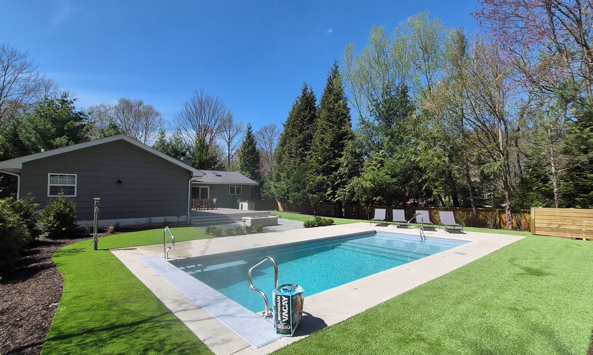 Union Pier House | Quiet Neighborhood Heated pool Large yard Firepit Hot Tub