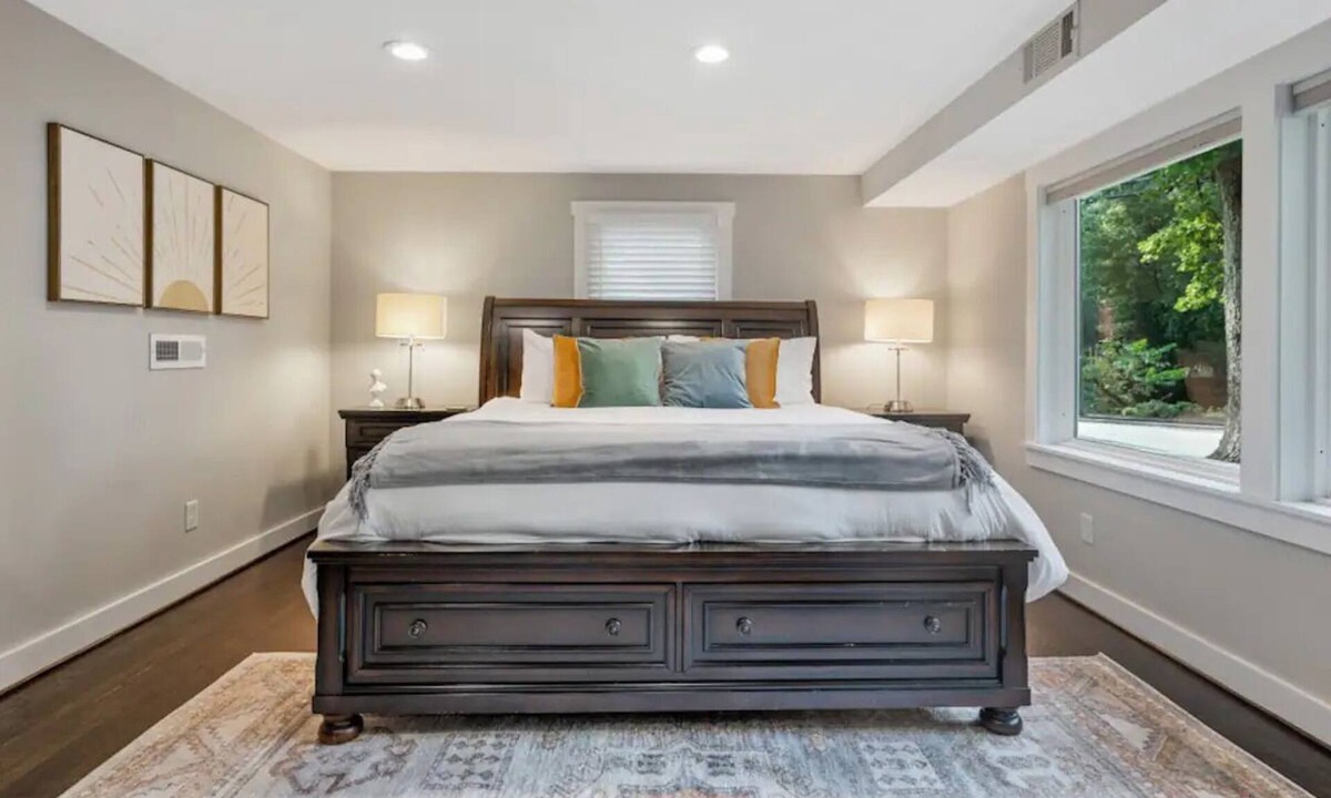Woodcrest House | Quiet Neighbrhood~Near Downtown Raleigh~Spacious!