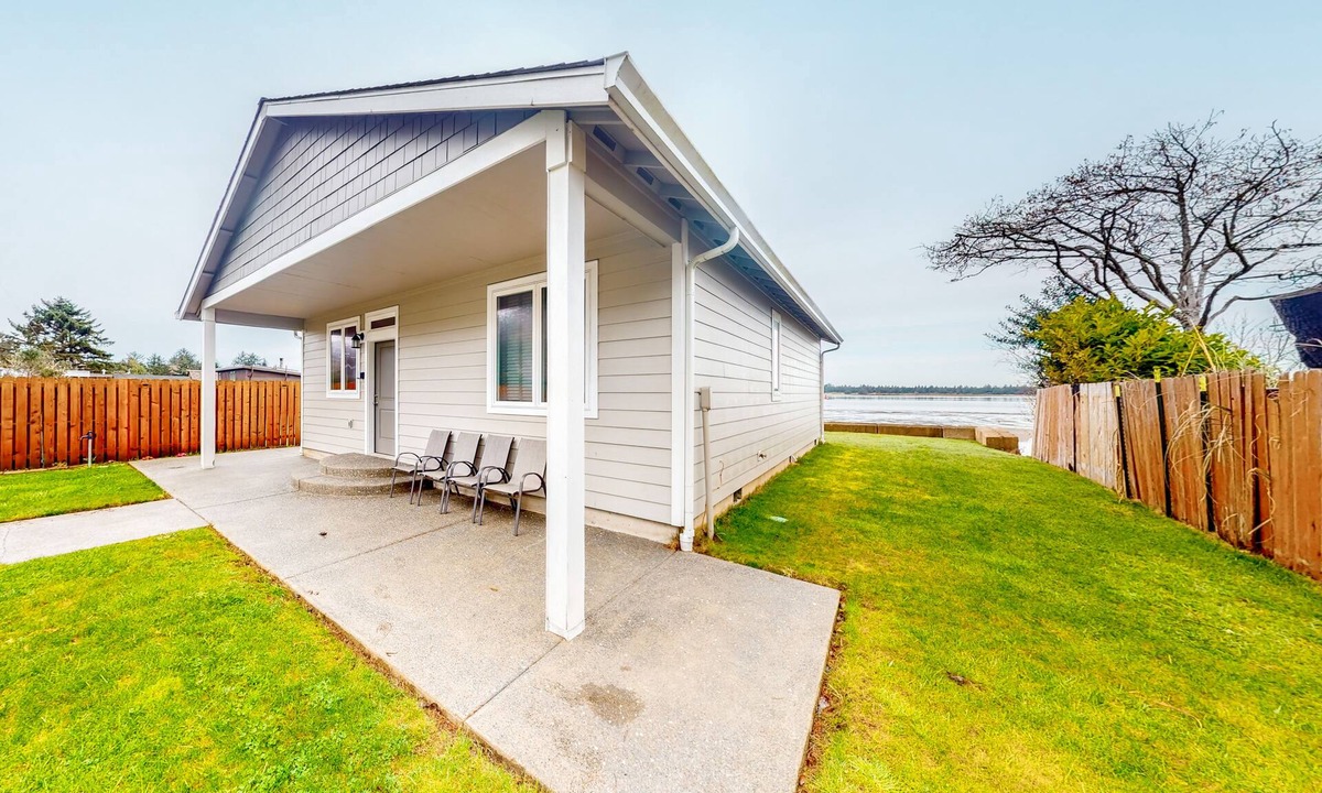 Coos Bay House | Quiet, newly built, bayfront beauty with marvelous sunset views & jetted tub