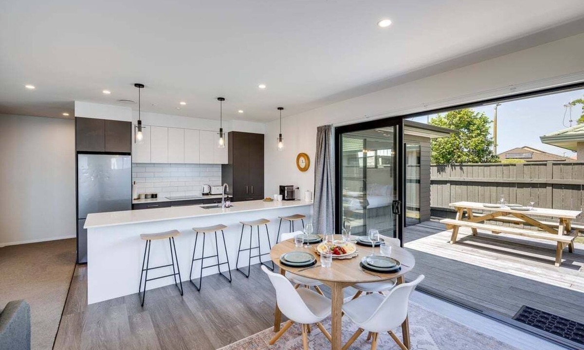 Taradale House | Quiet on Cassin - Taradale *Pet friendly upon request