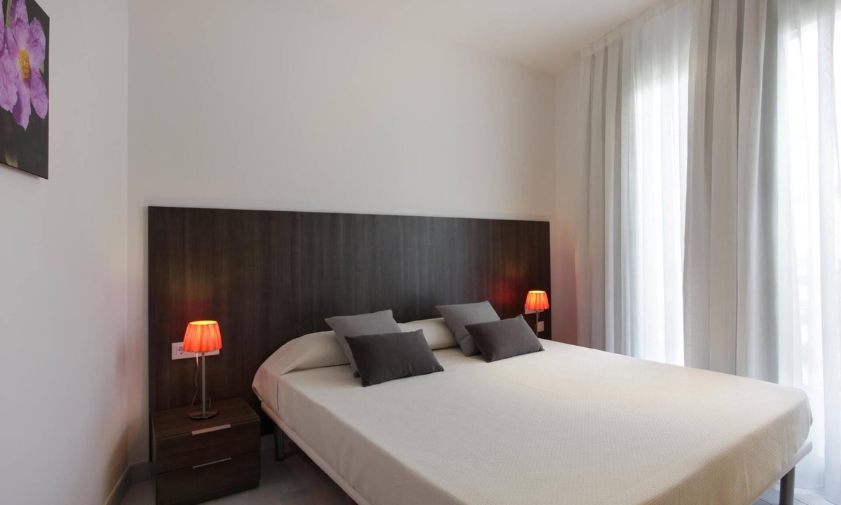 Les Corts Apartment | Quiet one-bedroom apartment and sofa bed