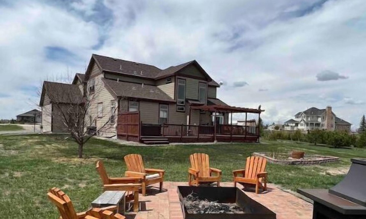 Cheyenne House | Quiet, peaceful country living close to town. Spacious, cozy & sparkling clean!