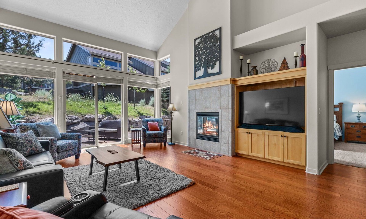 Redmond House | Quiet & Private Eagle Crest 2 BR | Close To Pools