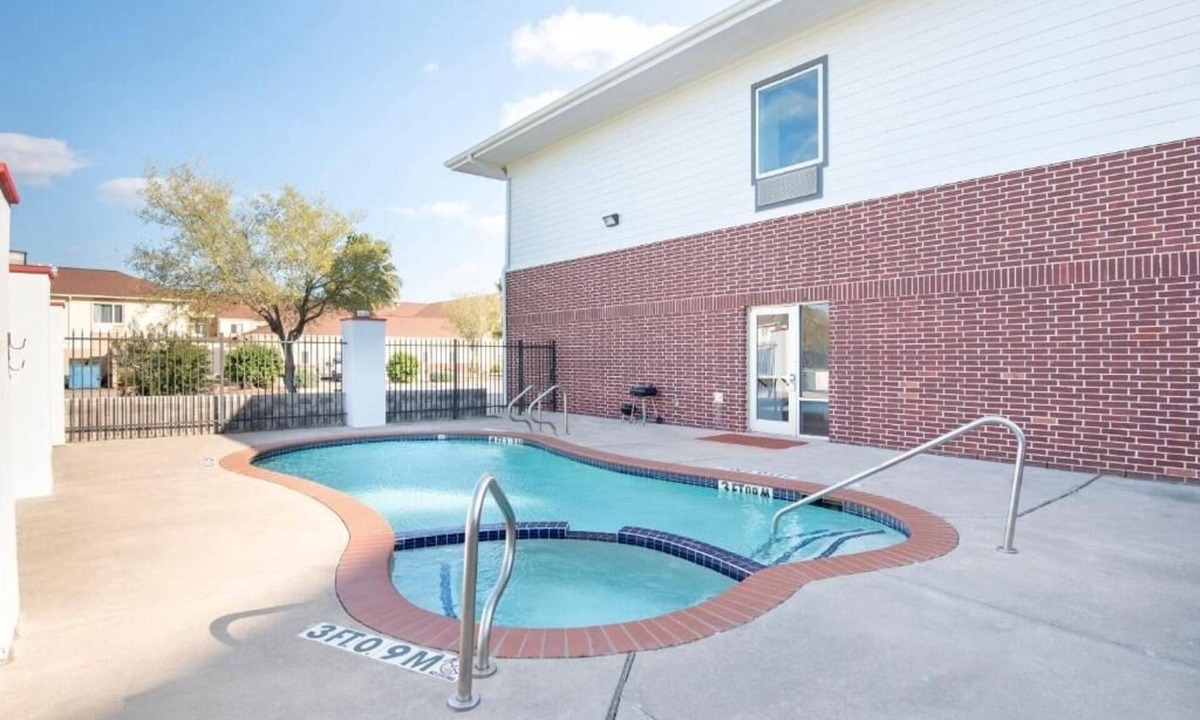 Clute Hotel | Quiet Private Room Near Clute Lake – Safe & Affordable Stay