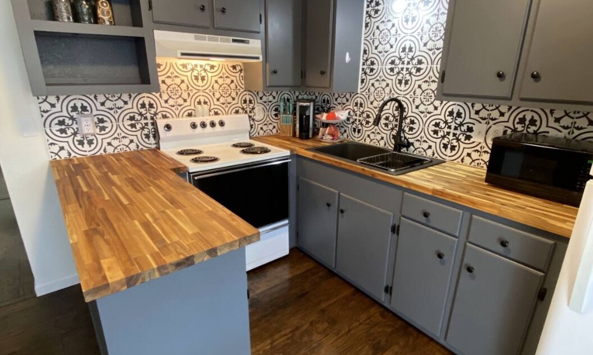 Mountain View House | Quiet Retreat with Firepit – Walk to Music, Shops, & Trails