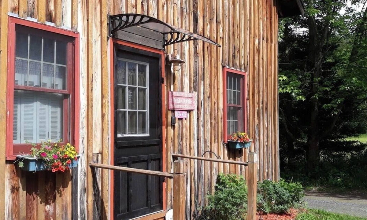 Bradford House | Quiet Riverfront Cottage | 2BR, Pet Friendly