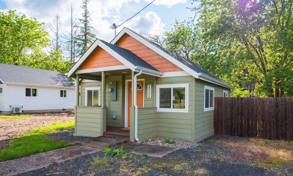 Dorena House | Quiet Riverfront Home! 5 Mins from Dorena Lake!