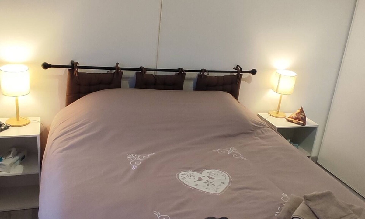 Thezy-Glimont Bed & Breakfast | Quiet room in country house.
